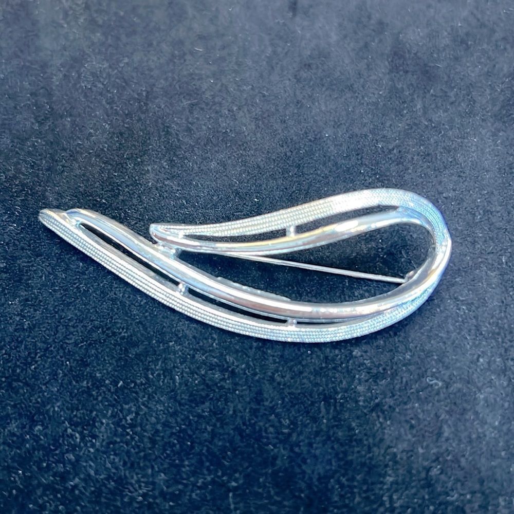 Stunning Sarah Coventry Openwork Swirl Design Brooch